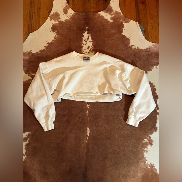 Cropped white Hanes sweatshirt
best fits a small - Picture 1 of 4
